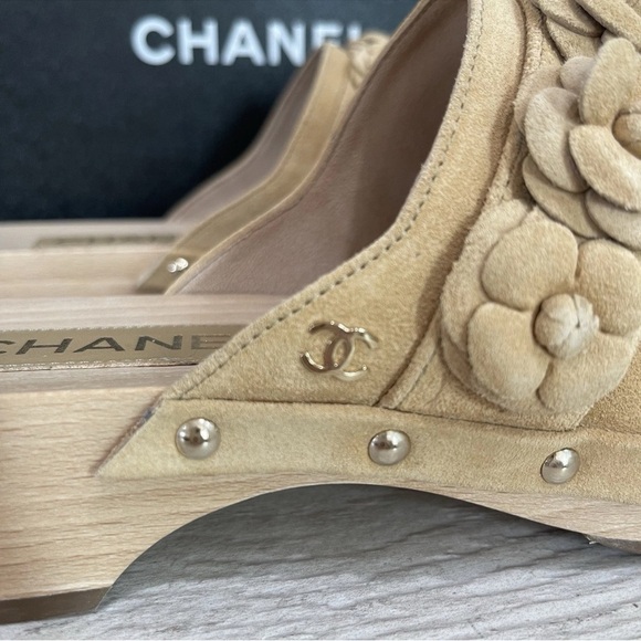 Chanel Camellia Flower Clog Beige Suede Calfskin Wooden Mules 2022 Size 39 EUC - Picture 3 of 16